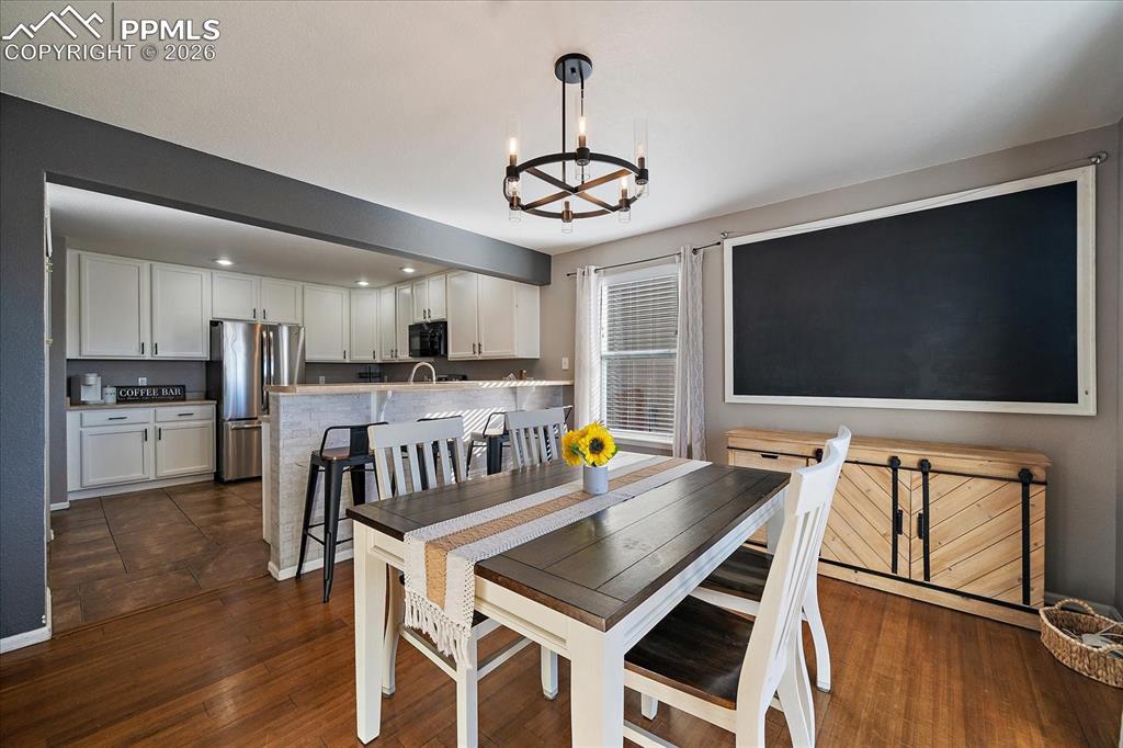 Image 3 of 27: Dining Area