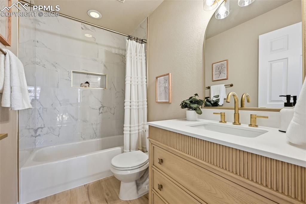 Image 28 of 34: Bathroom