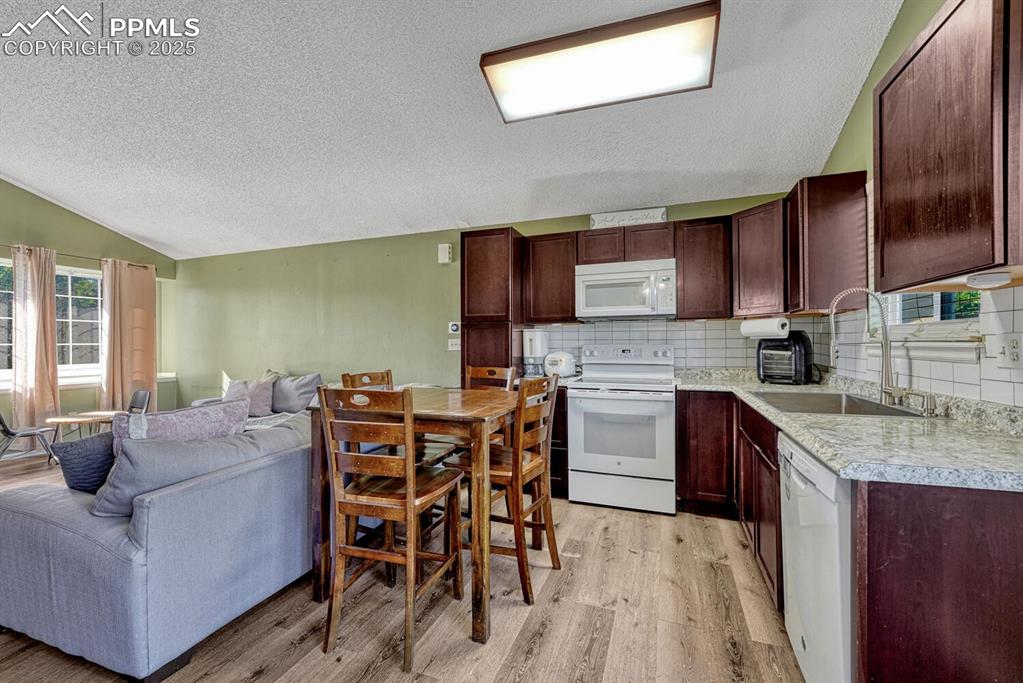Image 11 of 47: Dine-in kitchen
