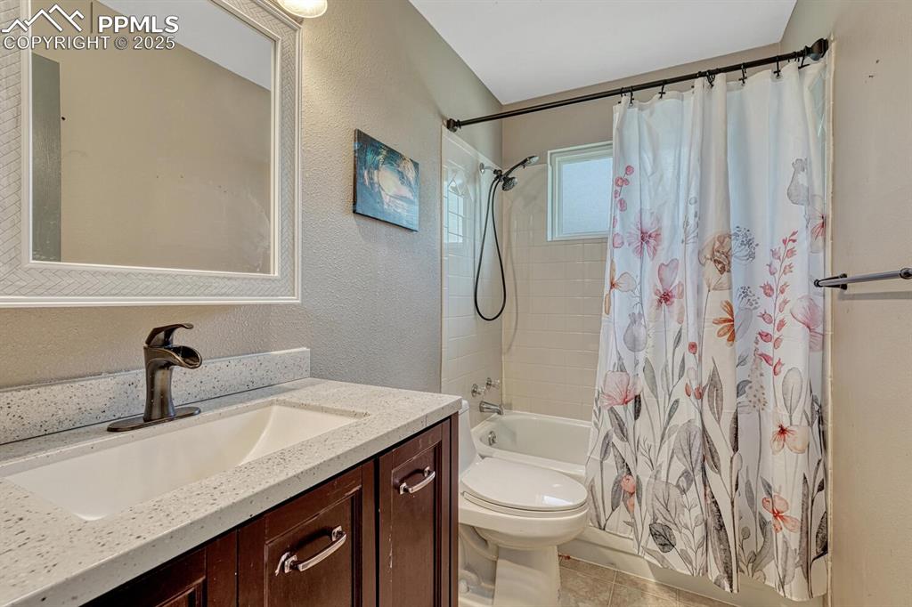 Image 21 of 47: Bathroom