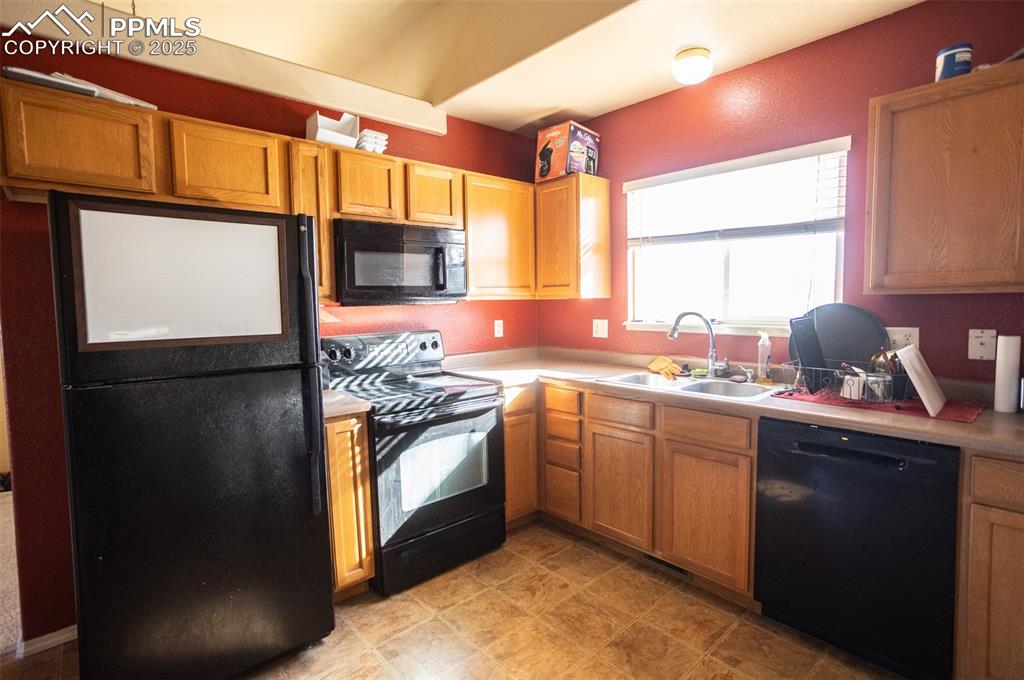 Image 10 of 30: Kitchen