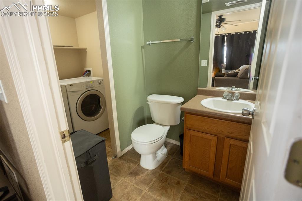 Image 15 of 30: Bathroom