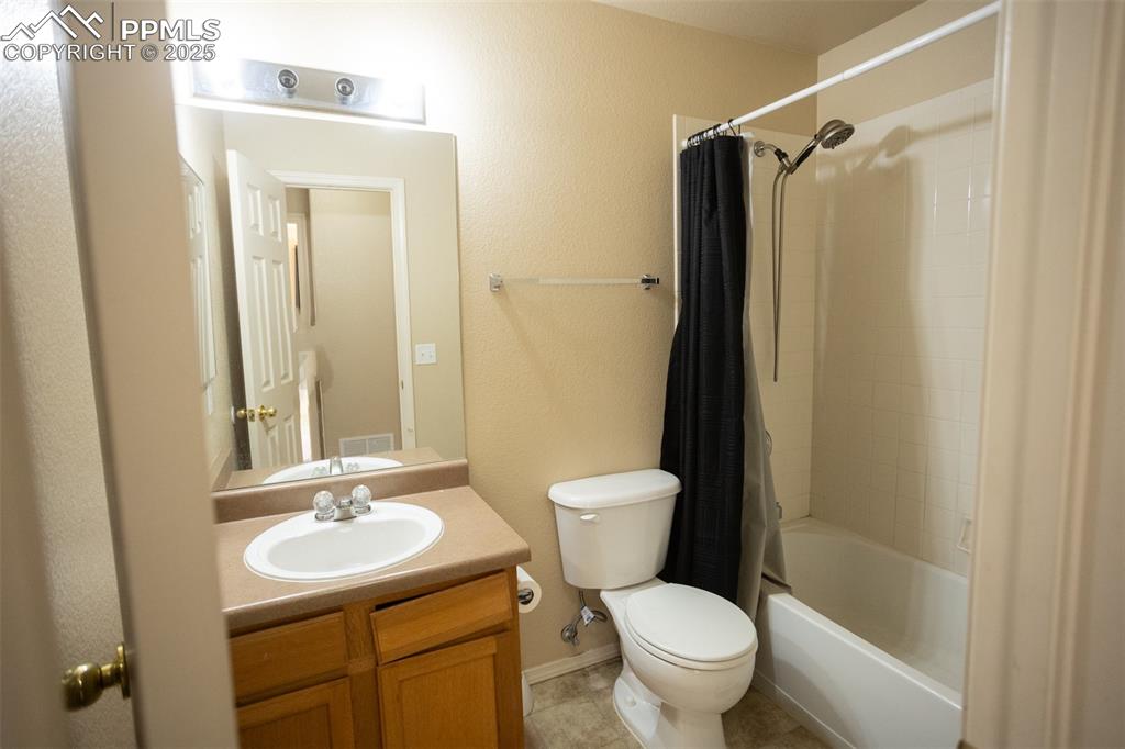 Image 24 of 30: Bathroom