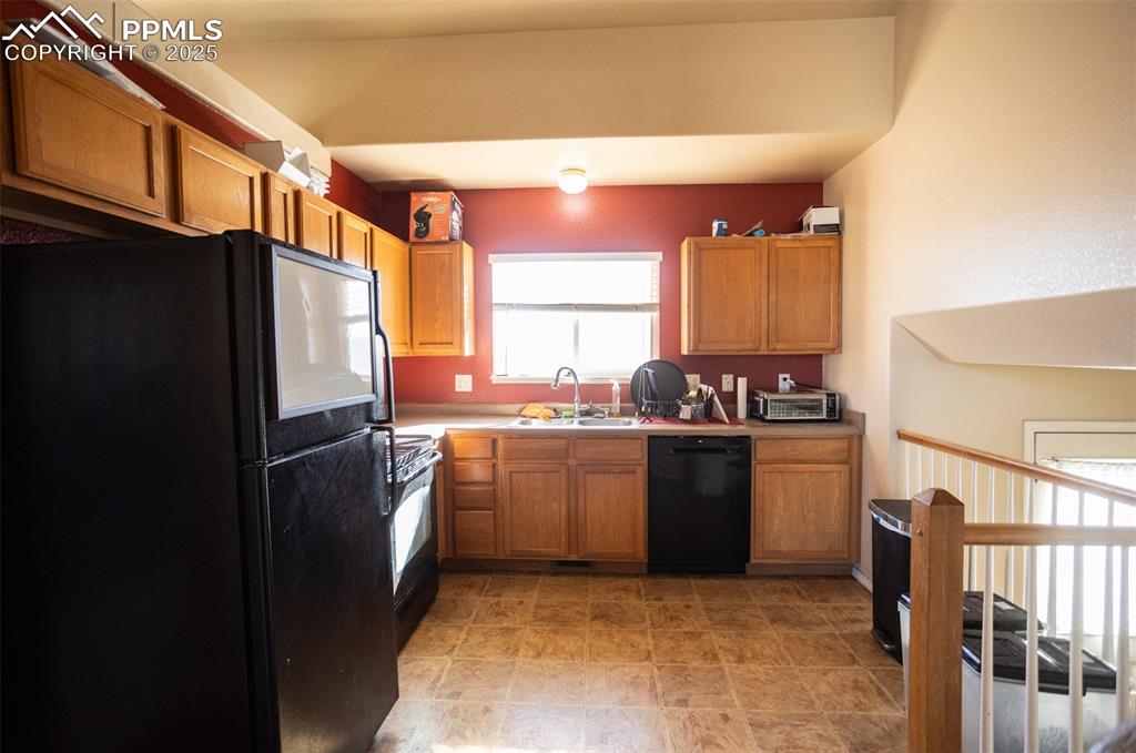 Image 9 of 30: Kitchen