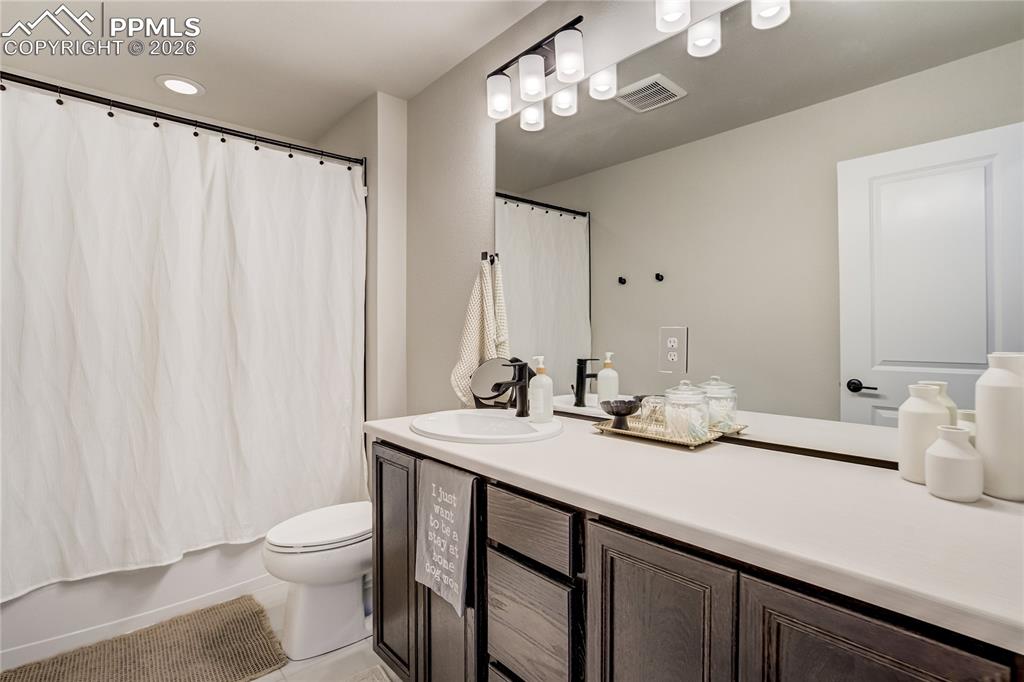 Image 32 of 35: Bathroom