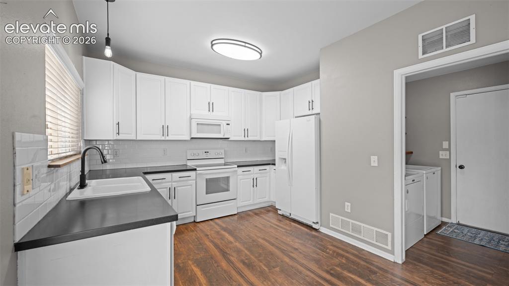 Image 10 of 33: Kitchen