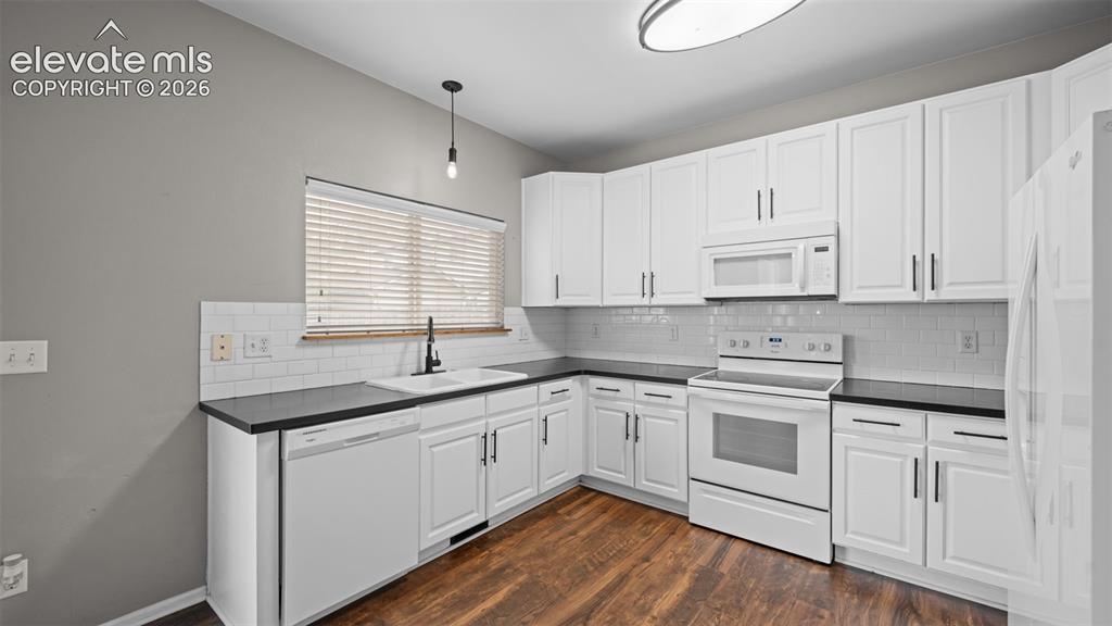 Image 11 of 33: Kitchen