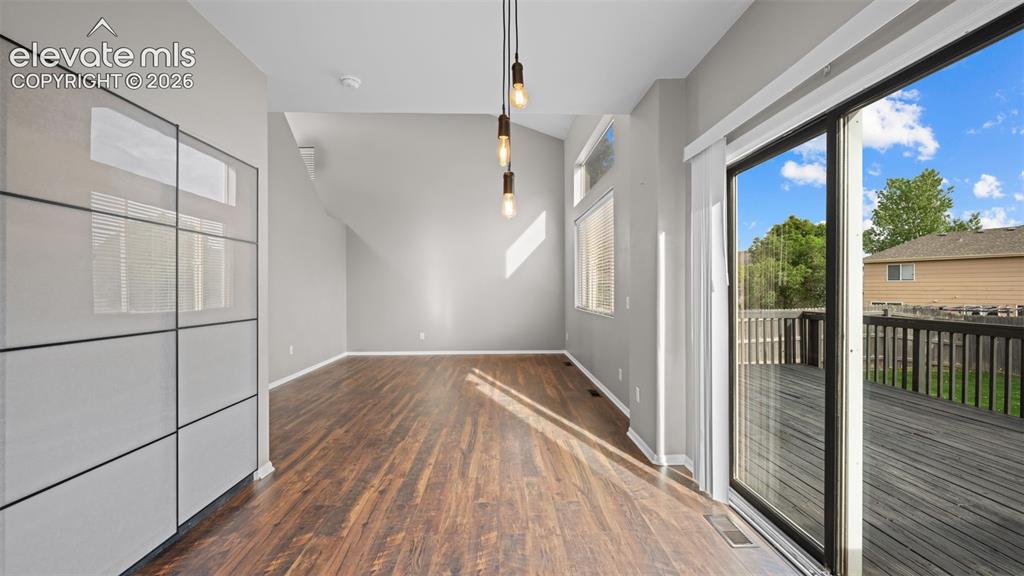 Image 14 of 33: Dining Area