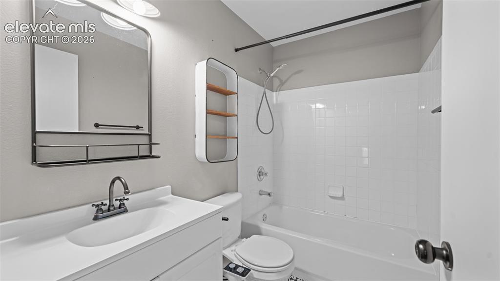 Image 16 of 33: Bathroom