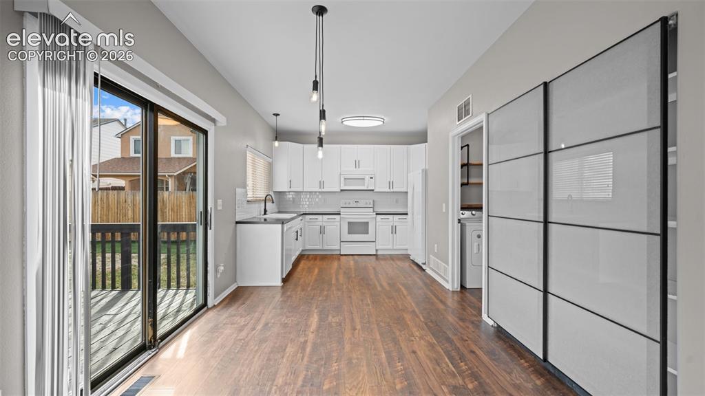 Image 8 of 33: Dining Area