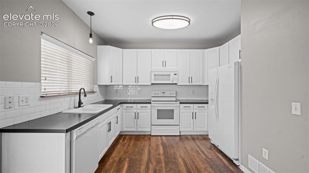 Image 9 of 33: Kitchen