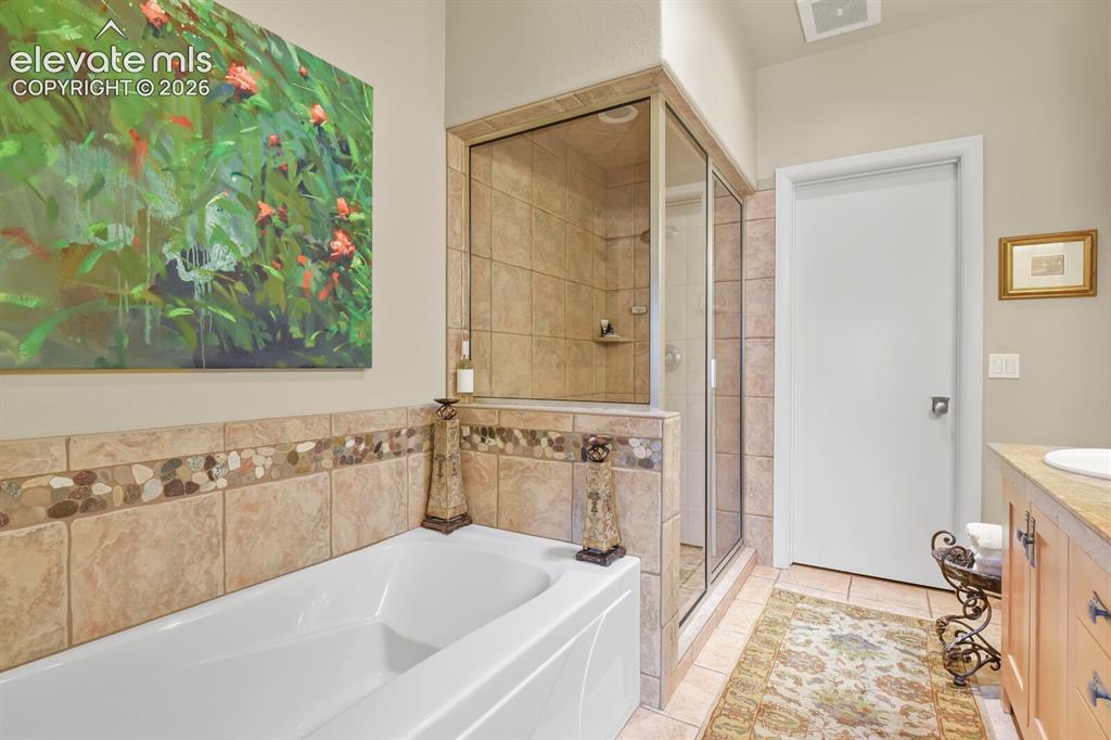 Image 16 of 29: Bathroom