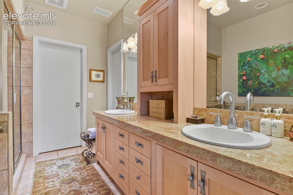 Image 17 of 29: Bathroom