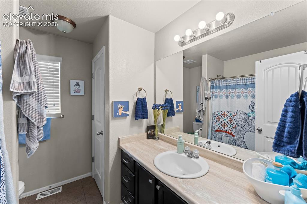 Image 33 of 37: Bathroom