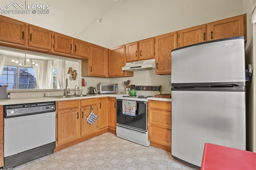 Image 13 of 38: Kitchen