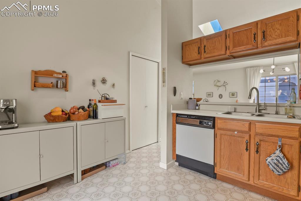 Image 14 of 38: Kitchen