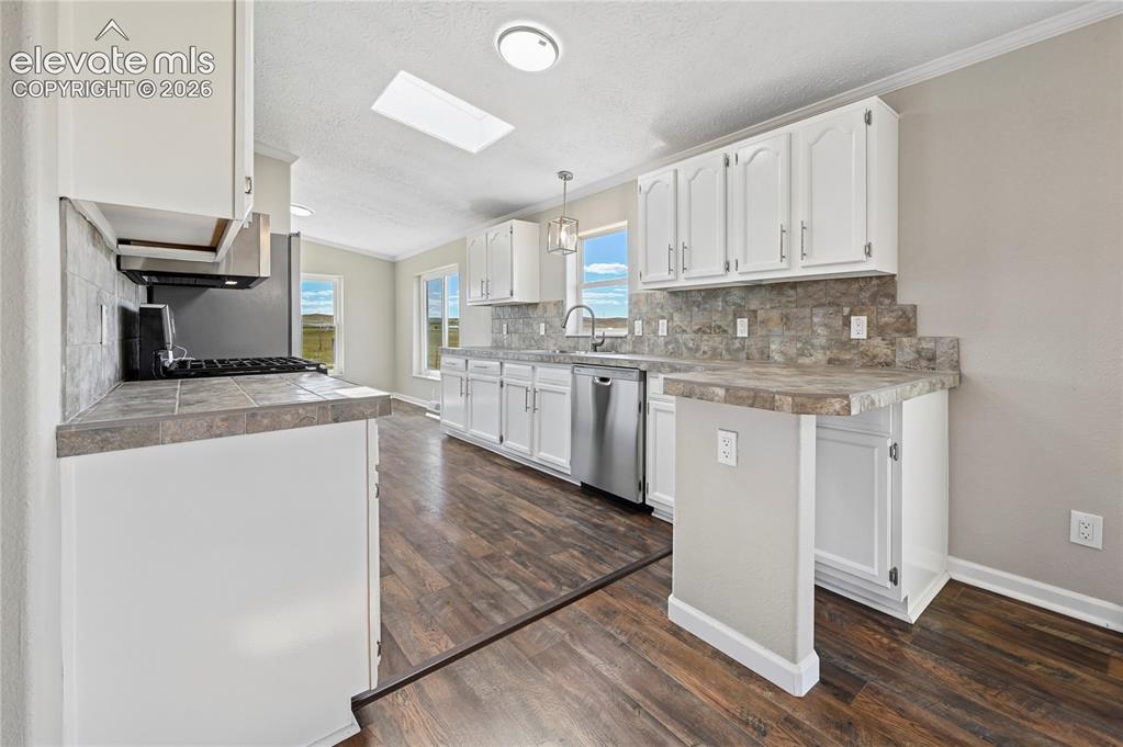 Image 10 of 35: Kitchen