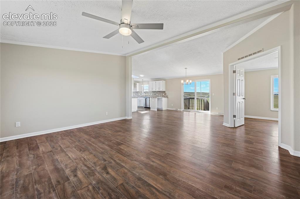 Image 15 of 35: Dining Area