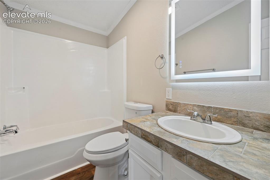 Image 34 of 35: Bathroom