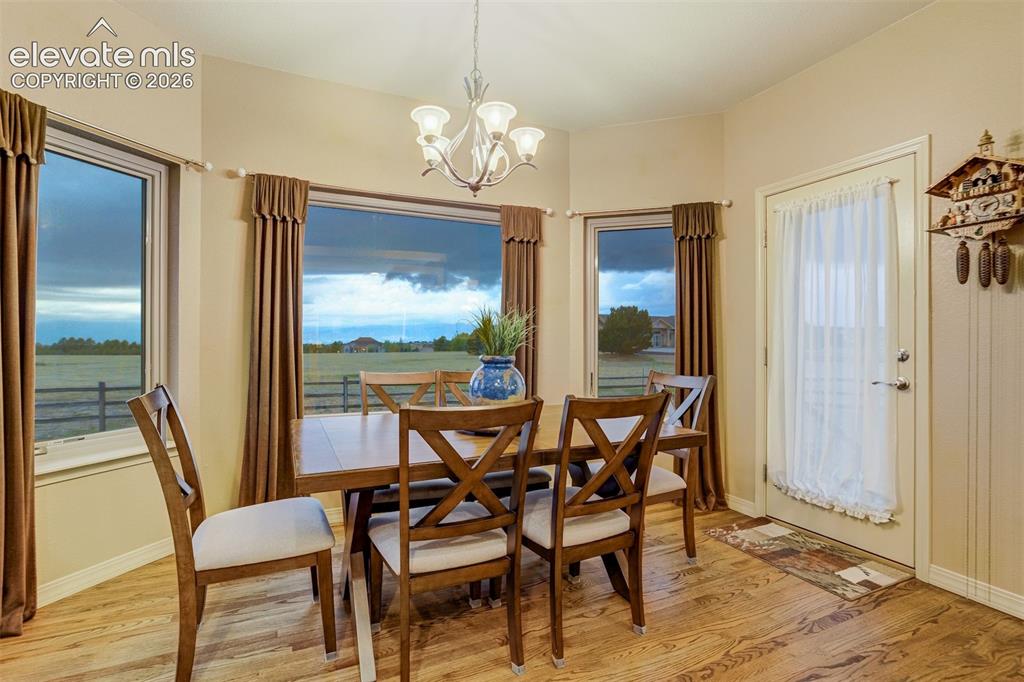 Image 14 of 50: Dining Area