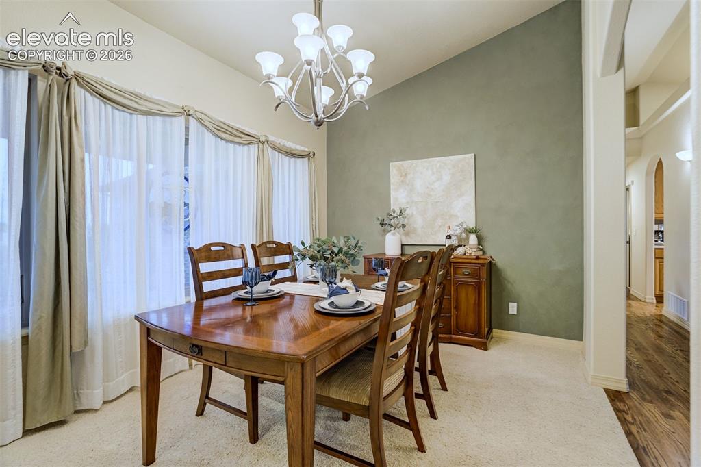 Image 16 of 50: Dining Area