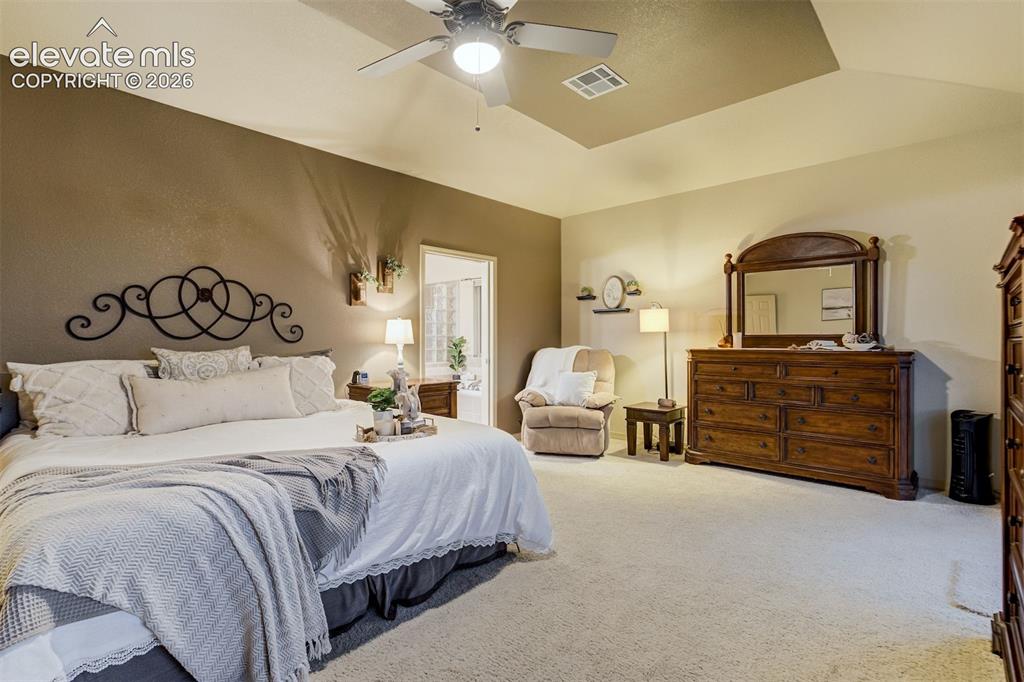 Image 19 of 50: Bedroom