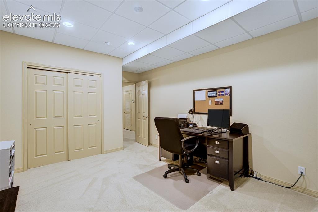 Image 41 of 50: Office