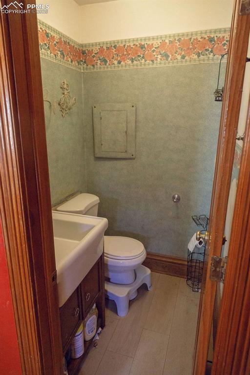 Image 17 of 38: Main Level Half Bath (off Kitchen)