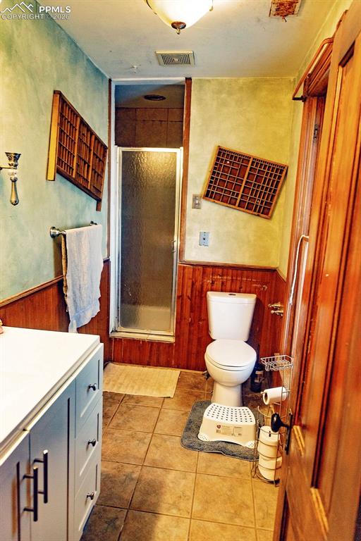 Image 33 of 38: Upper Level Full Bath (Next to Bedroom #3)