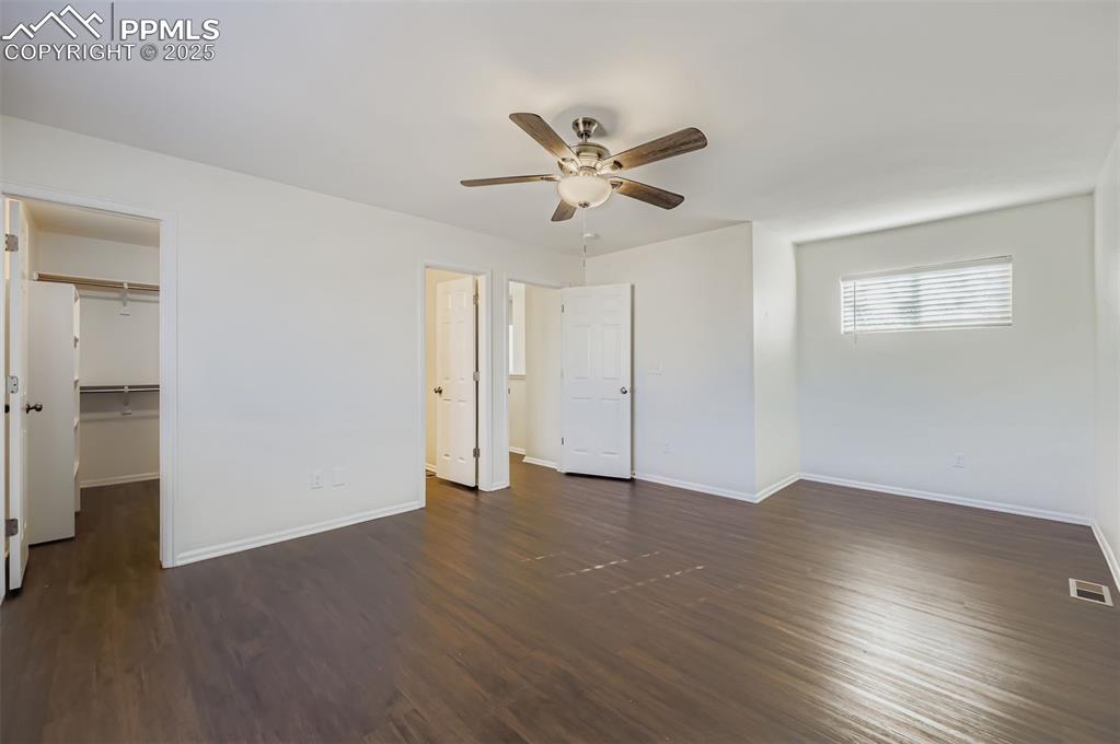 Image 13 of 30: Bedroom