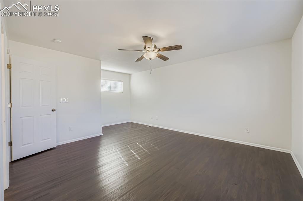 Image 14 of 30: Bedroom