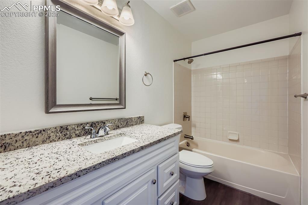 Image 15 of 30: Bathroom