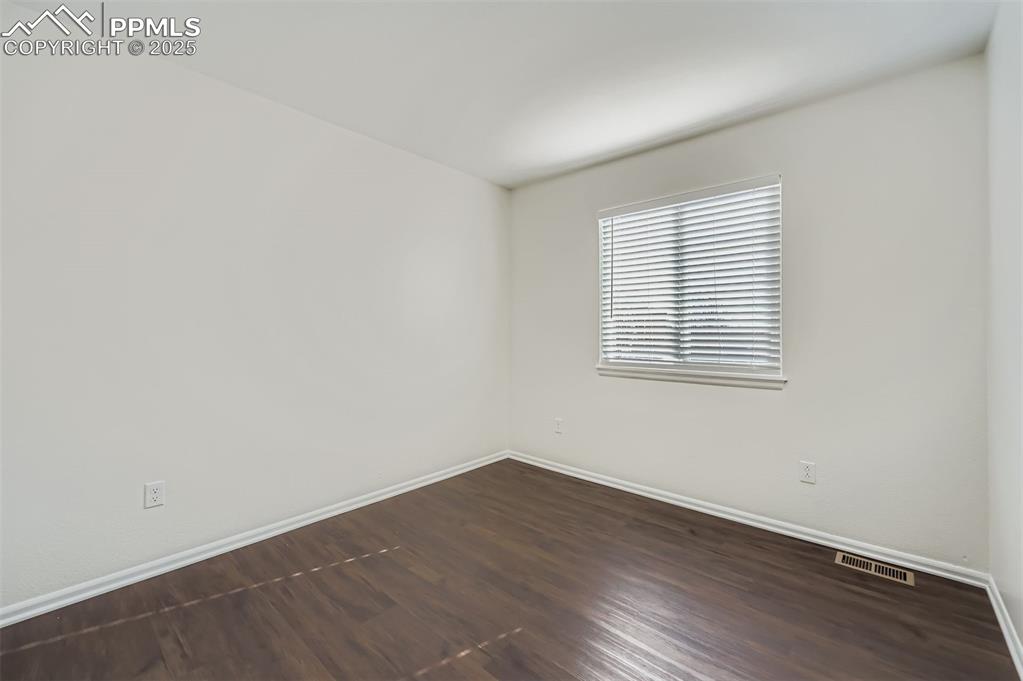 Image 16 of 30: Bedroom