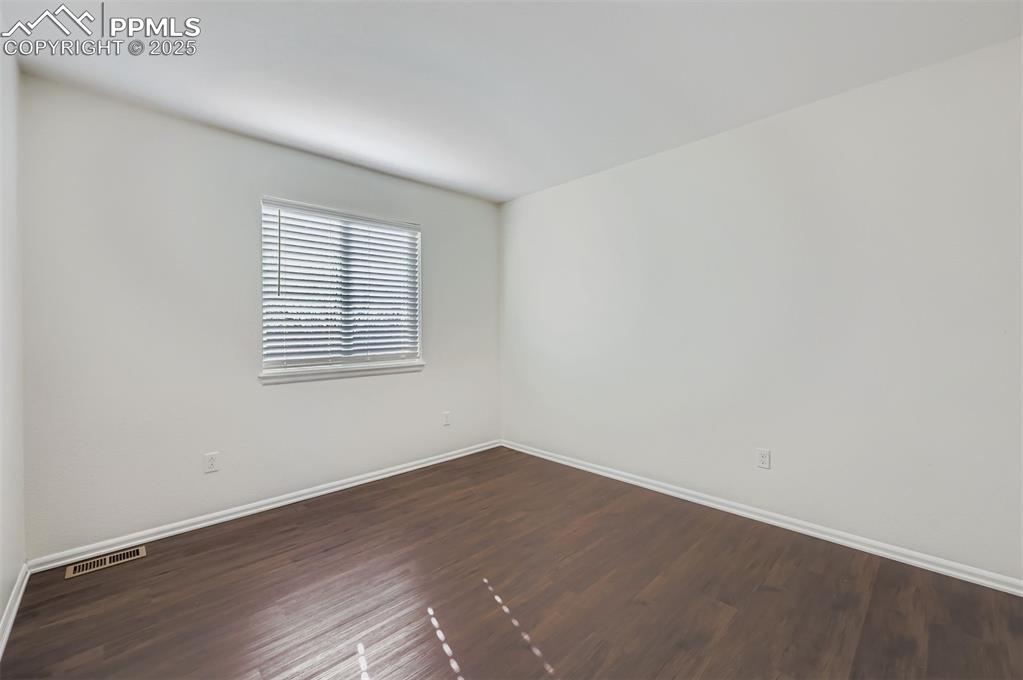 Image 17 of 30: Bedroom