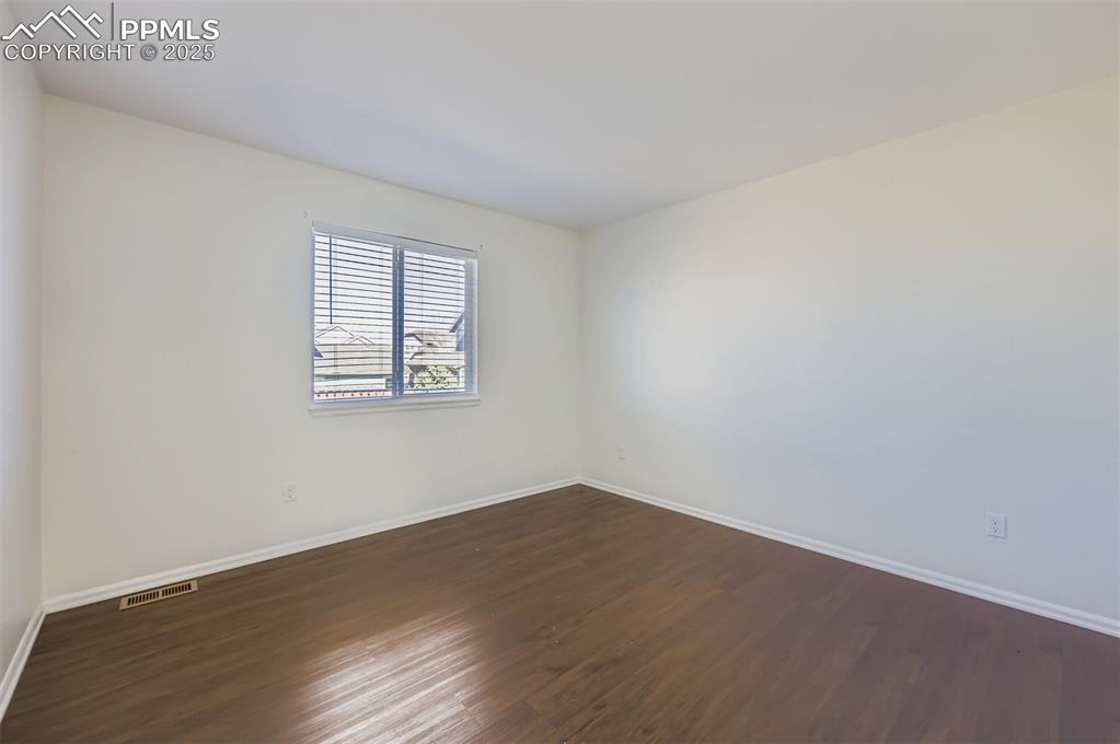 Image 18 of 30: Bedroom