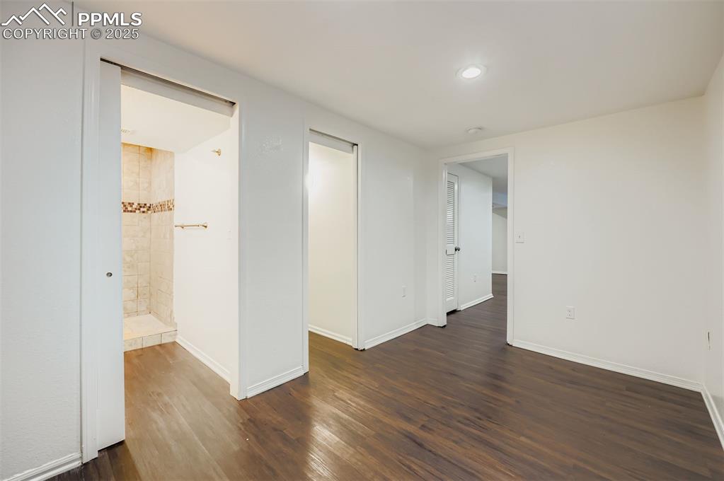 Image 23 of 30: Bedroom