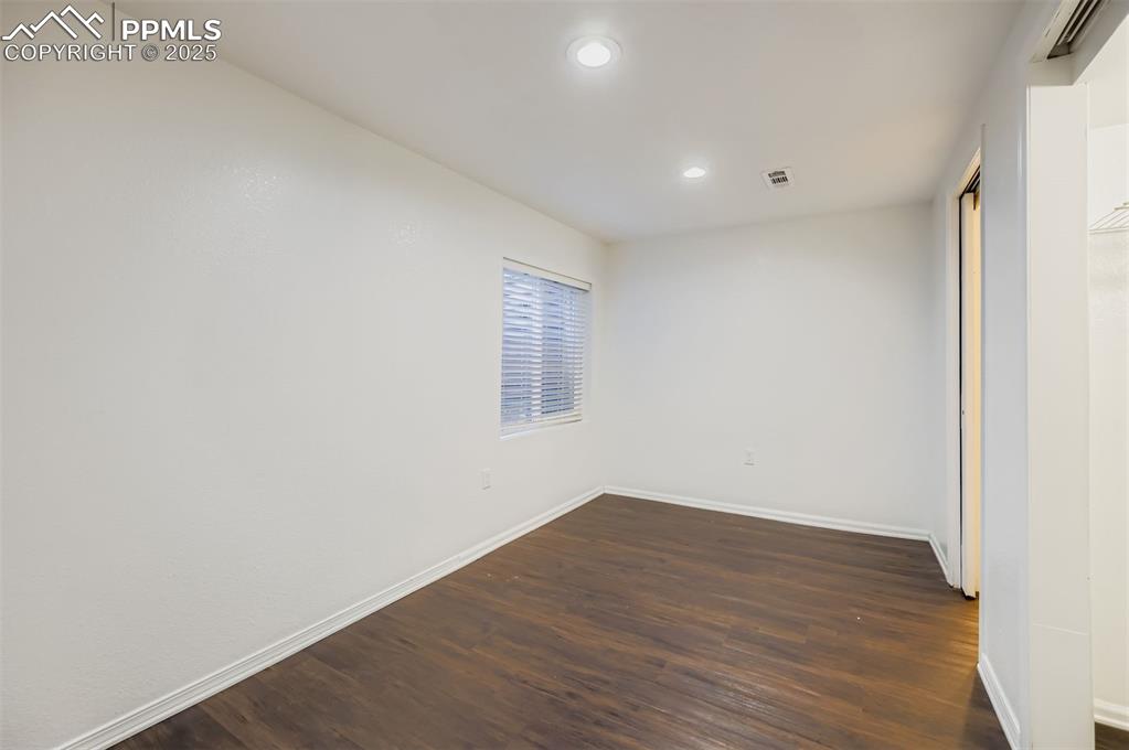 Image 24 of 30: Bedroom