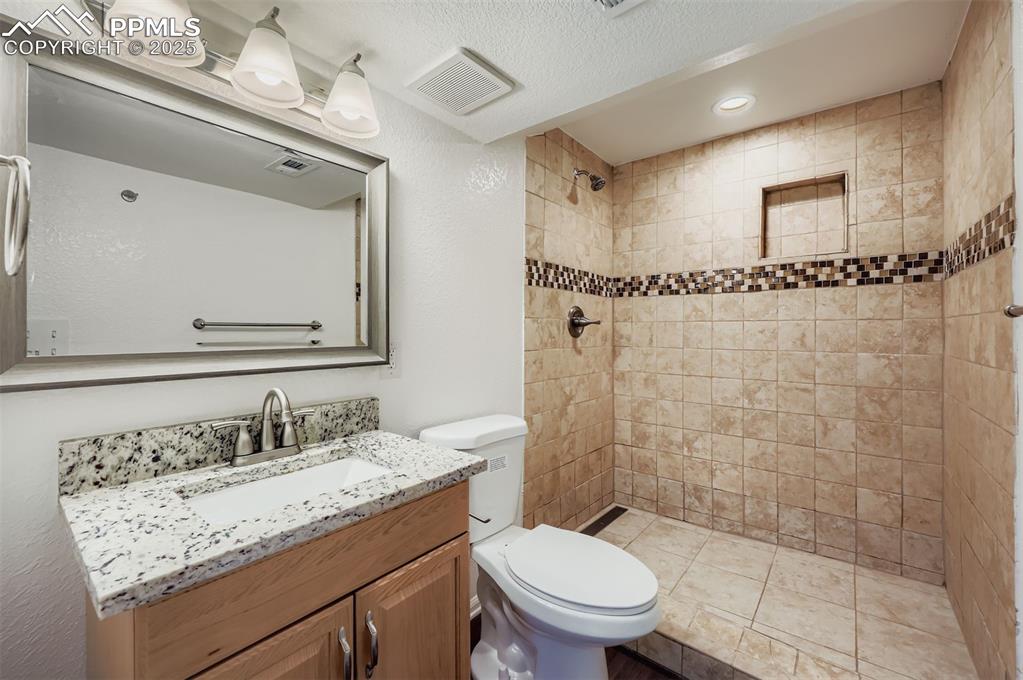 Image 25 of 30: Bathroom