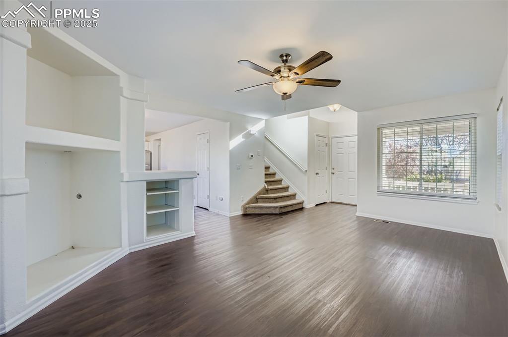 Image 6 of 30: Living Room