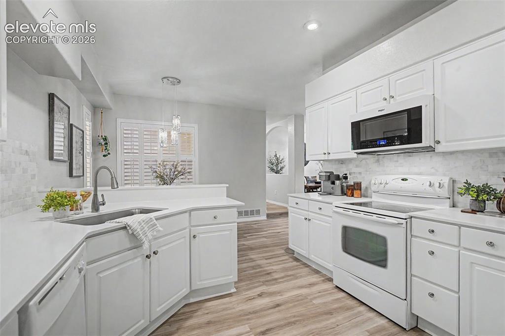 Image 17 of 44: Kitchen