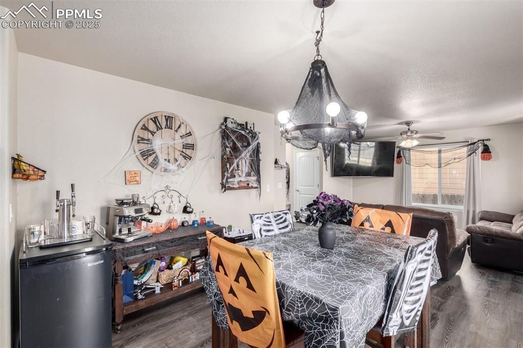 Image 11 of 32: Dining Area