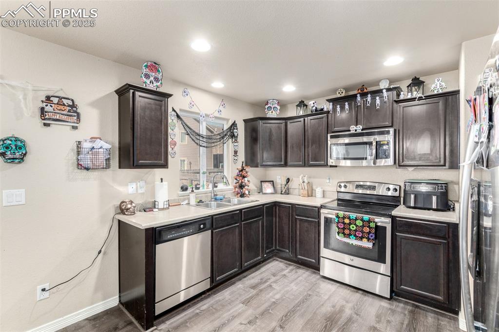 Image 12 of 32: Kitchen