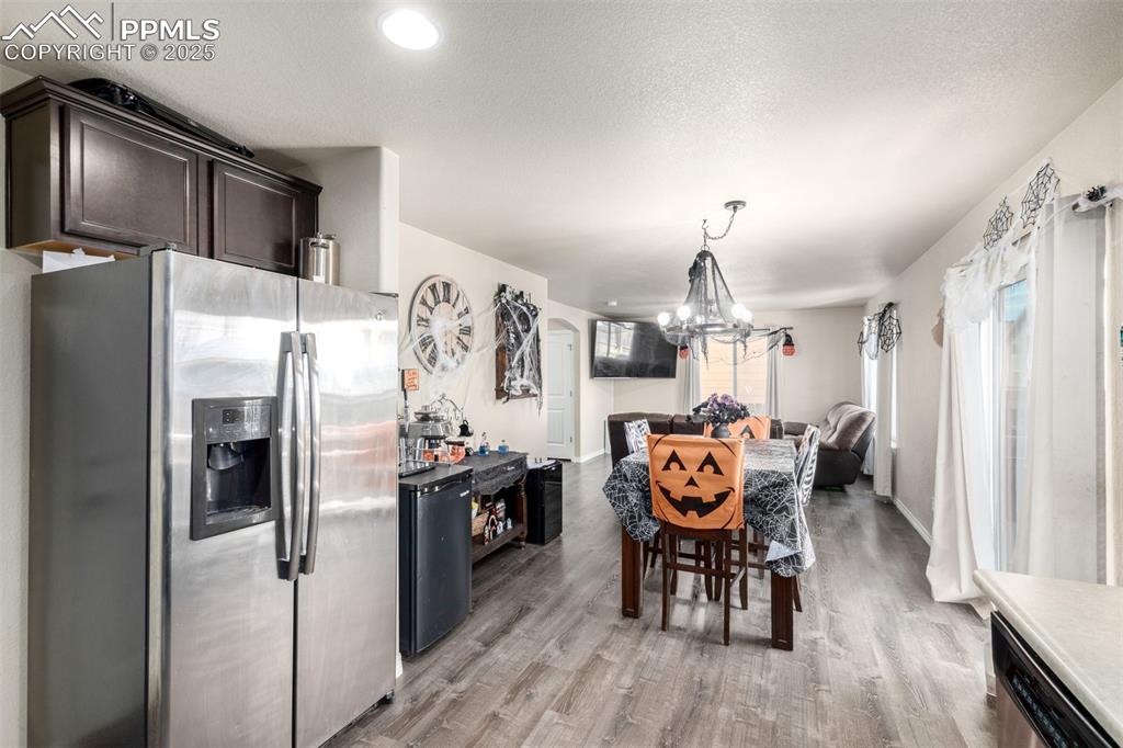 Image 14 of 32: Dining Area