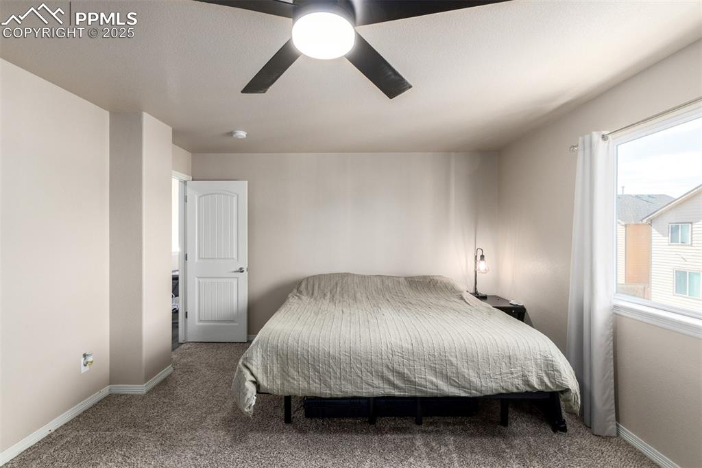 Image 17 of 32: Bedroom