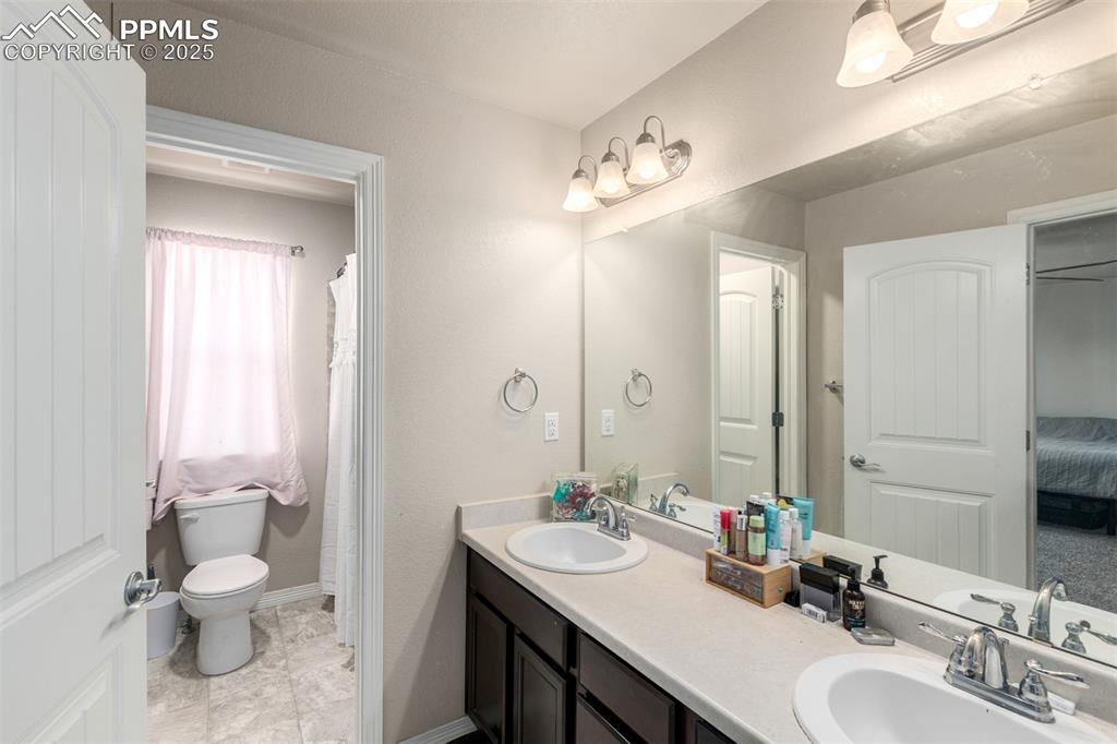 Image 19 of 32: Bathroom