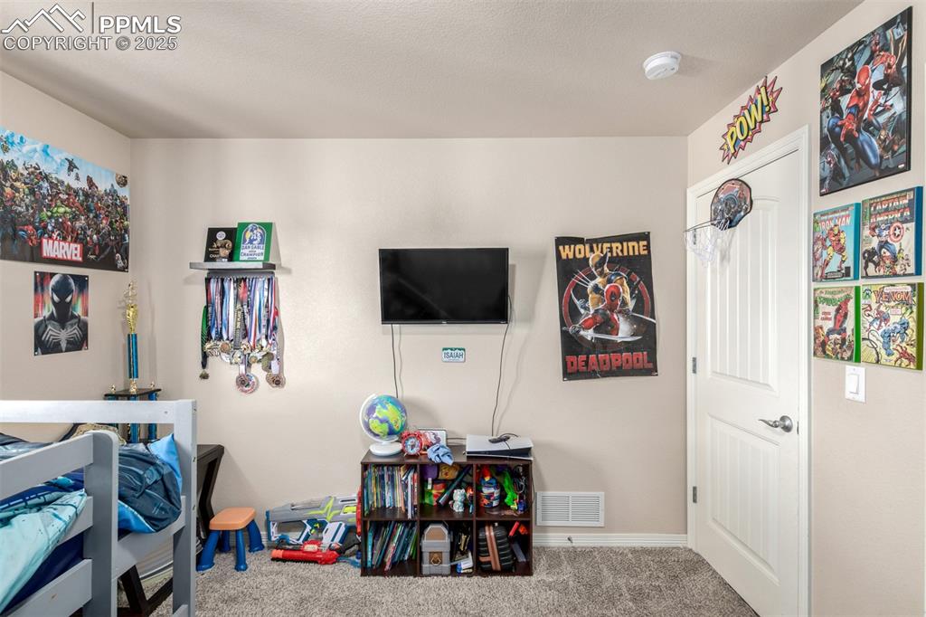 Image 21 of 32: Bedroom