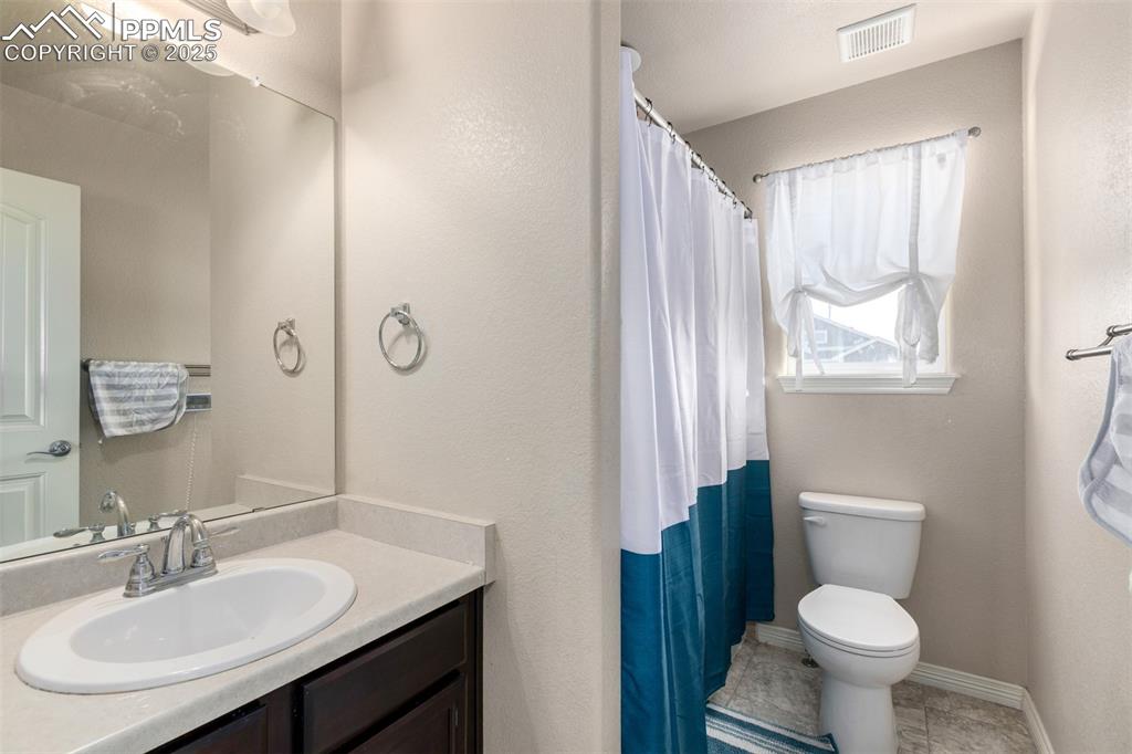 Image 22 of 32: Bathroom