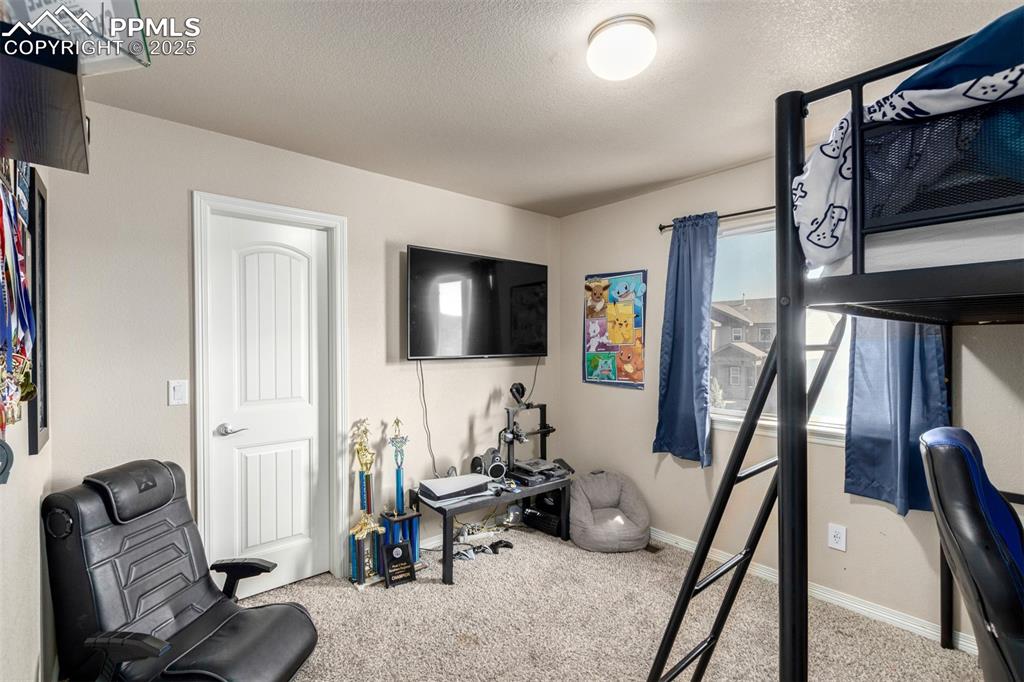 Image 23 of 32: Bedroom