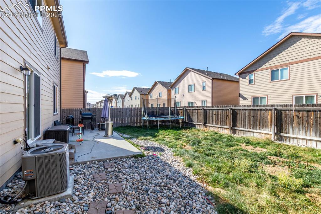 Image 28 of 32: Yard