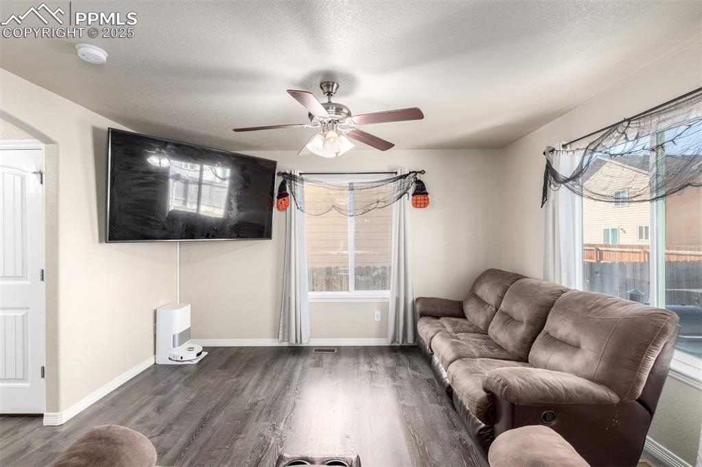 Image 5 of 32: Living Room